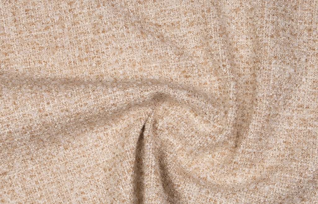 Um dos queridinhos da decoração atual, o bouclé é feito a partir defios com laçadas, o que confere um aspecto “encaracolado” e extremamente tátil. 