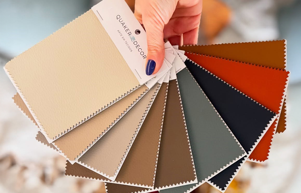 Inspirado no couro natural e na camurça, o pleather é uma alternativa sintética com visual sofisticado e alta performance nos tecidos de alto padrão. 
